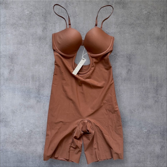 NWT SKIMS Deep Plunge Shapewear Mid Thigh Bodysuit Bronze - Picture 3 of 7